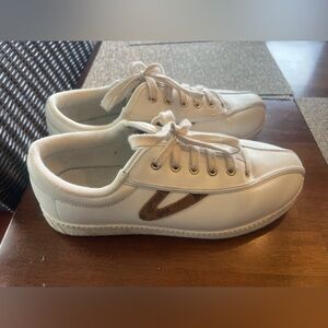 Tretorn Sneaker. Leopard print accents.